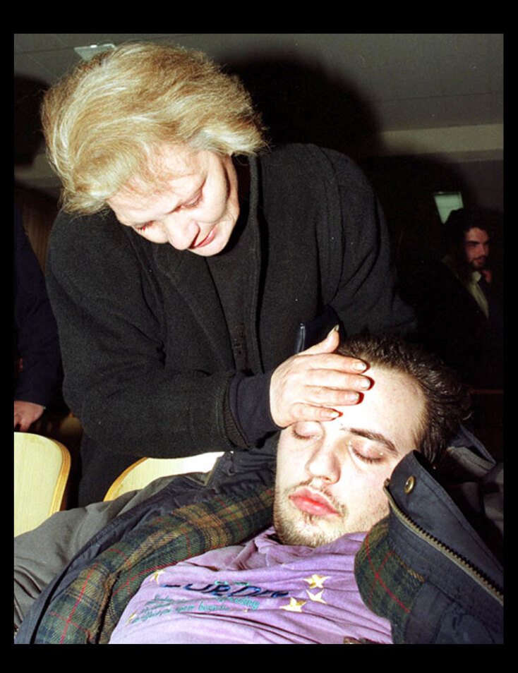 Η μητέρα του Αντώνη Δαγκλή προσπαθεί να τον συνεφέρει, όταν κατέρρευσε στο άκουσμα της ποινής του