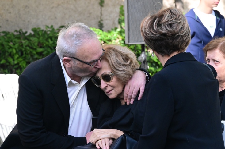 Αλέκος Φλαμπουράρης: Συντετριμμένη η σύζυγός του στην πολιτική κηδεία