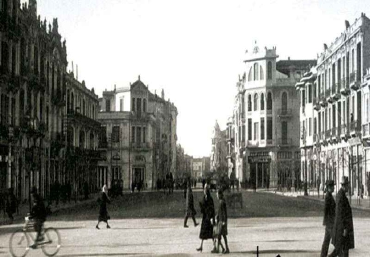 Η πλατεία στο εξώφυλλο του βιβλίου Η Μεγάλη Πλατεία του Νίκου Μπακόλα