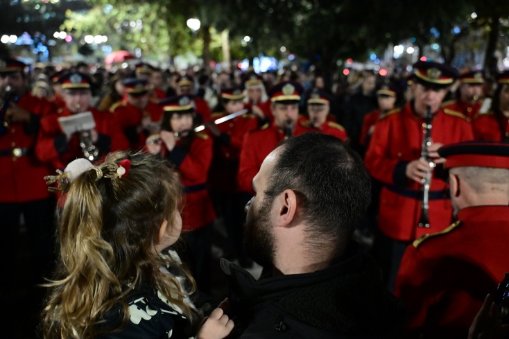 Φωταγωγήθηκε το χριστουγεννιάτικο δέντρο στο Σύνταγμα