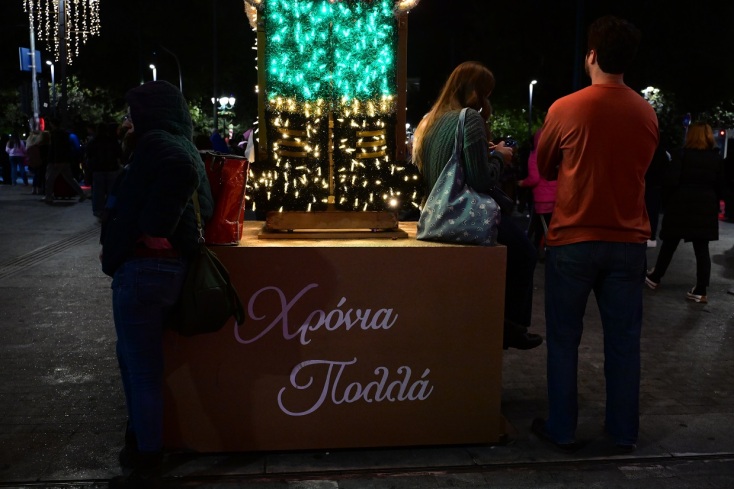 Φωταγωγήθηκε το χριστουγεννιάτικο δέντρο στο Σύνταγμα