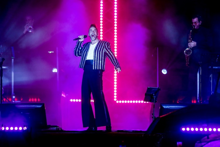 Φωταγωγήθηκε το χριστουγεννιάτικο δέντρο στο Σύνταγμα