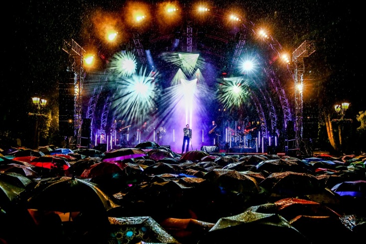 Φωταγωγήθηκε το χριστουγεννιάτικο δέντρο στο Σύνταγμα