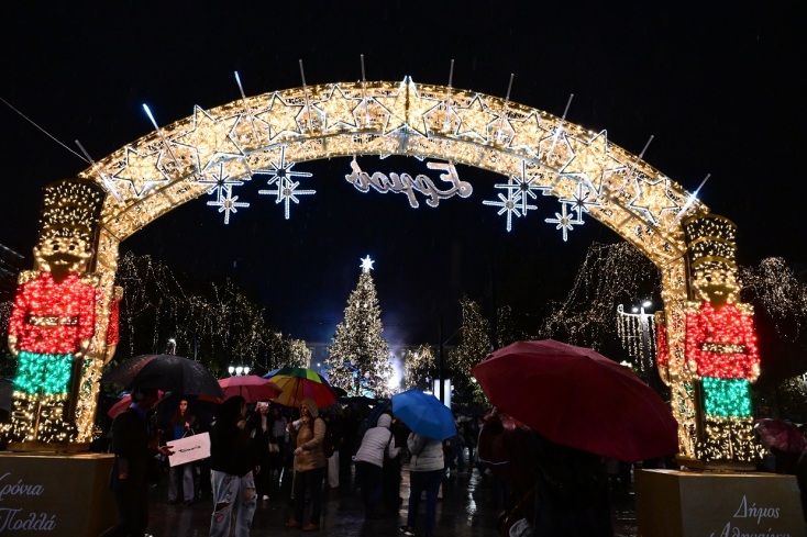 Φωταγωγήθηκε το χριστουγεννιάτικο δέντρο στο Σύνταγμα