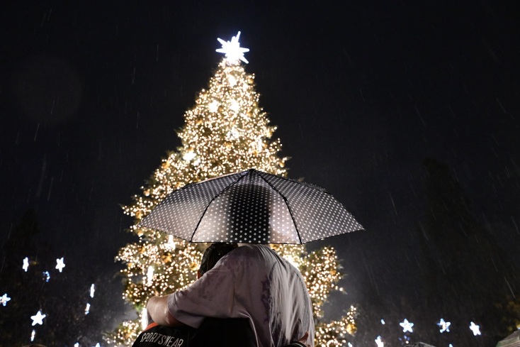 Φωταγωγήθηκε το χριστουγεννιάτικο δέντρο στο Σύνταγμα