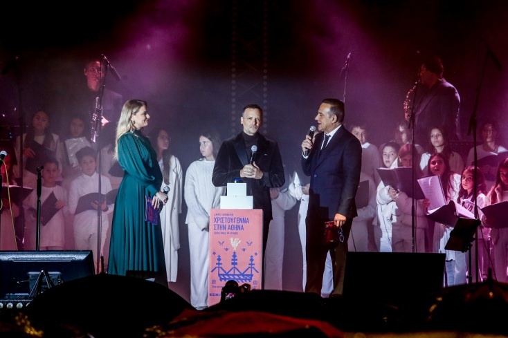 Φωταγωγήθηκε το χριστουγεννιάτικο δέντρο στο Σύνταγμα