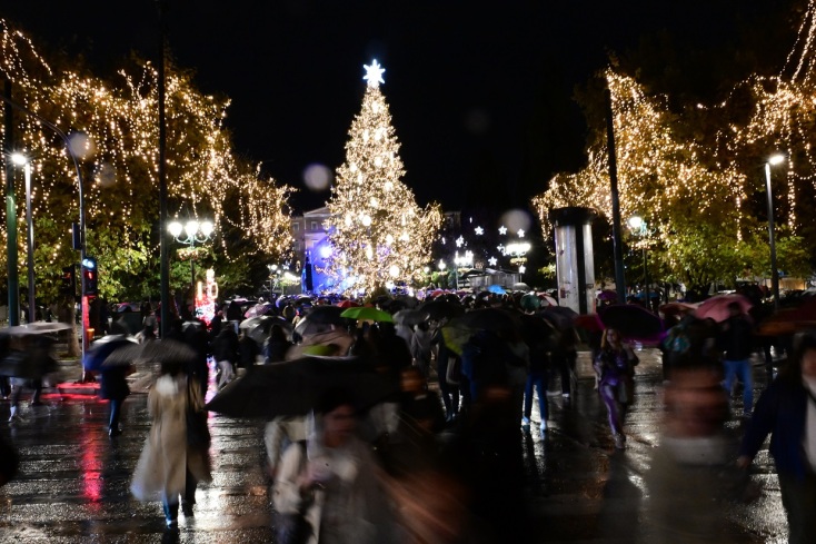 Φωταγωγήθηκε το χριστουγεννιάτικο δέντρο στο Σύνταγμα