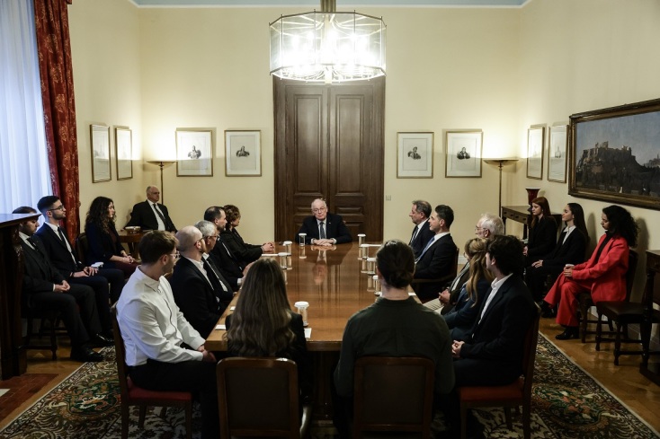 Παρίσι: Συναντηση Τασούλα με φοιτητές του Πανεπιστήμιου Ιωαννίνων που κέρδιαν το χρυσό μετάλλιο σε διεθνή διαγωνισμό βιολογίας 