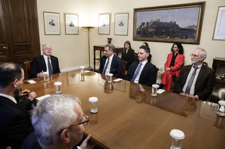 Παρίσι: Συναντηση Τασούλα με φοιτητές του Πανεπιστήμιου Ιωαννίνων που κέρδιαν το χρυσό μετάλλιο σε διεθνή διαγωνισμό βιολογίας 