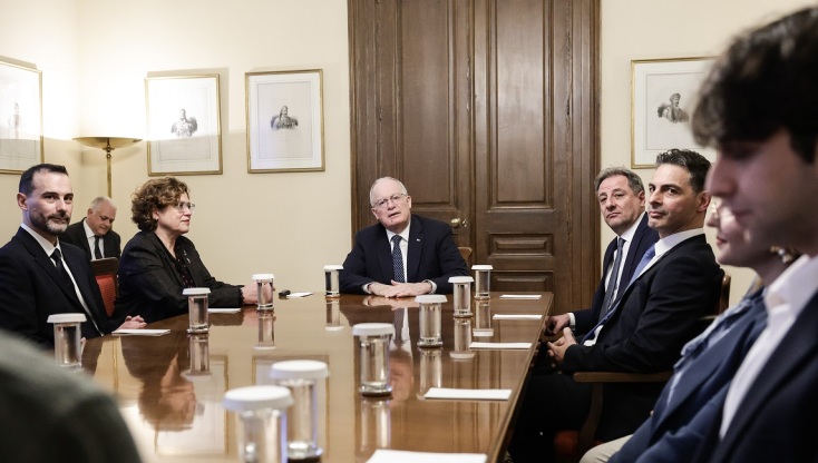 Παρίσι: Συναντηση Τασούλα με φοιτητές του Πανεπιστήμιου Ιωαννίνων που κέρδιαν το χρυσό μετάλλιο σε διεθνή διαγωνισμό βιολογίας 