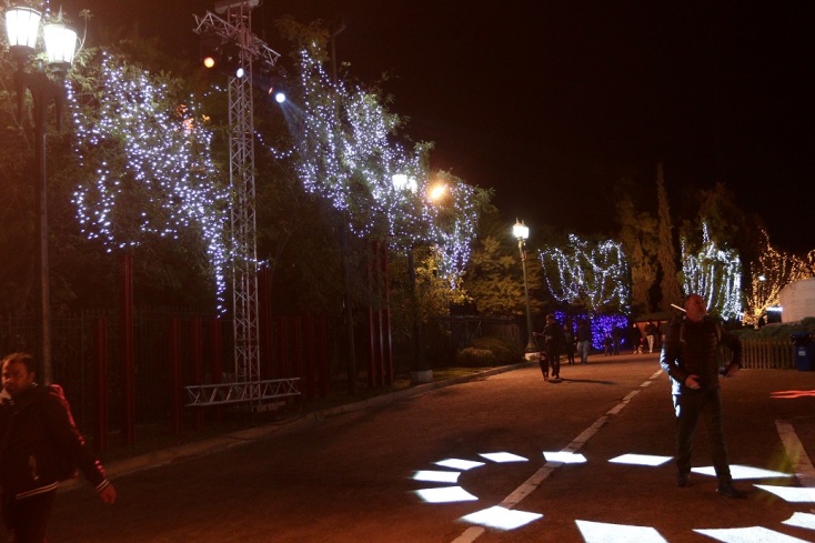 Άνοιξε το Χριστουγεννιάτικο Χωριό στο Πεδίον του Άρεως - Φωταγωγήθηκε το Χριστουγεννιάτικο δέντρο 