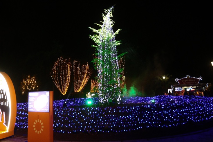 Άνοιξε το Χριστουγεννιάτικο Χωριό στο Πεδίον του Άρεως - Φωταγωγήθηκε το Χριστουγεννιάτικο δέντρο 