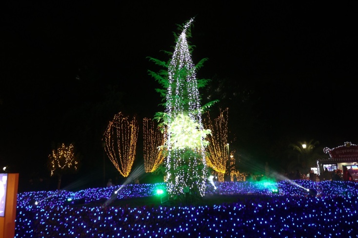 Άνοιξε το Χριστουγεννιάτικο Χωριό στο Πεδίον του Άρεως - Φωταγωγήθηκε το Χριστουγεννιάτικο δέντρο 