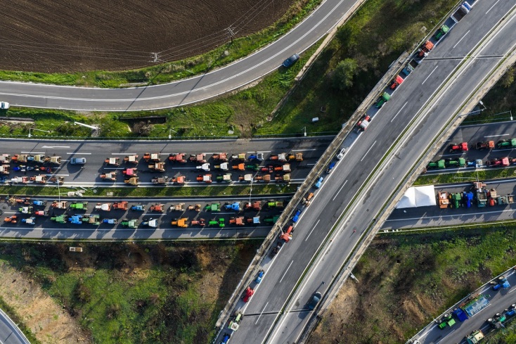 Οι αγρότες παραμένουν στα μπλόκα