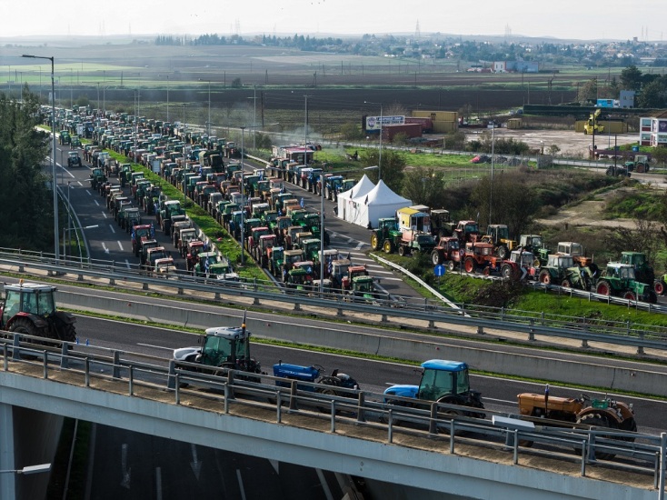 Οι αγρότες παραμένουν στα μπλόκα 