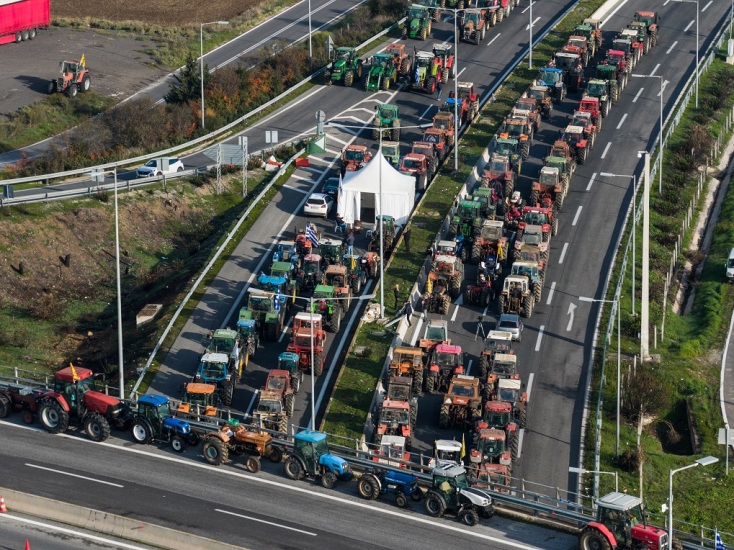 Οι αγρότες παραμένουν στα μπλόκα