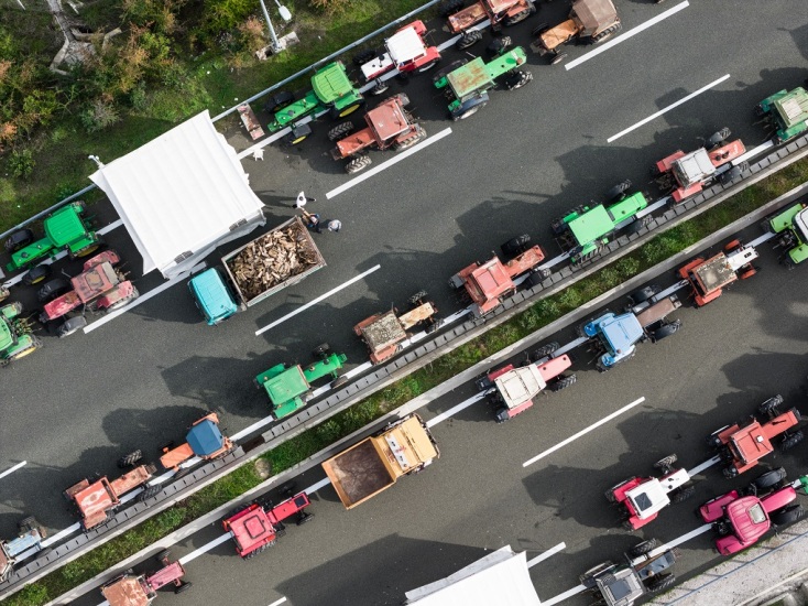 Οι αγρότες παραμένουν στα μπλόκα