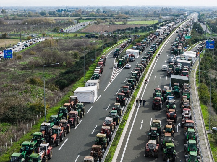Οι αγρότες παραμένουν στα μπλόκα