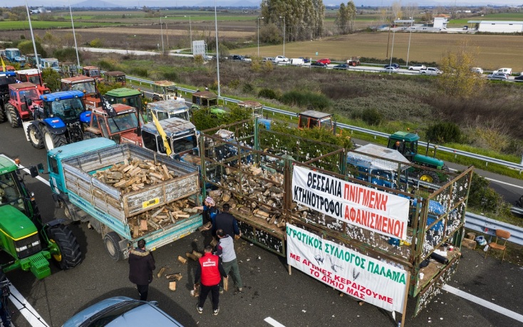 Οι αγρότες παραμένουν στα μπλόκα