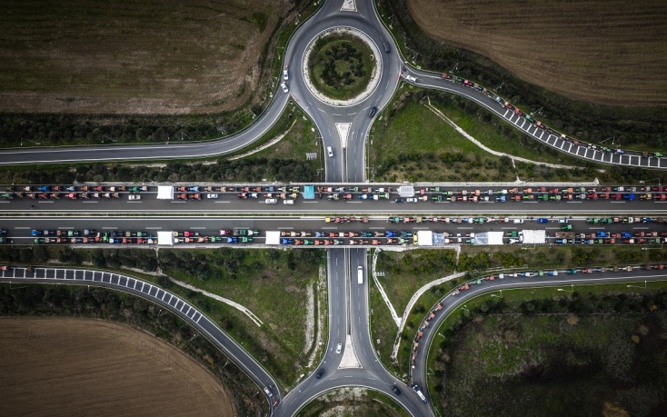 Οι αγρότες παραμένουν στα μπλόκα