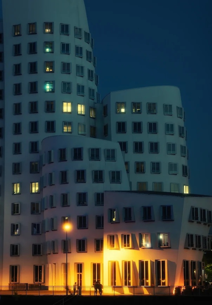 Το εντυπωσιακό Neuer Zollhof στο Ντίσελντορφ που σχεδιάστηκε από τον Φρανκ Γκέρι