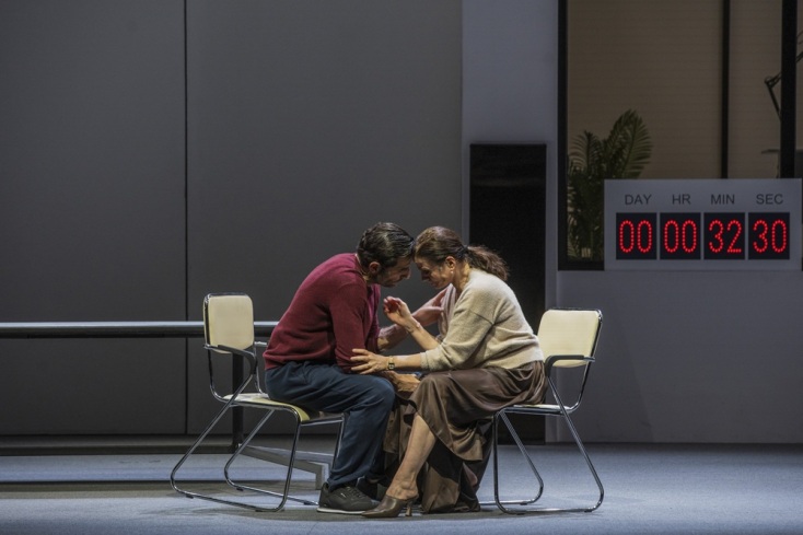 Ο Νίκος Κουρής και η Καρυοφυλλιά Καραμπέτη στον Οιδίποδα του Άικ