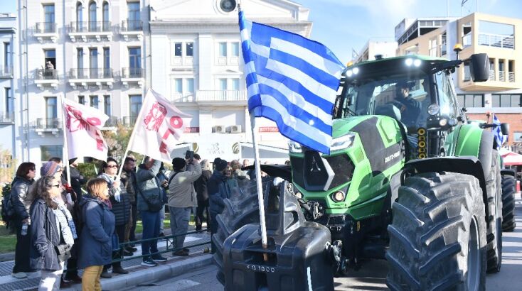 Μπλόκα αγροτών: Έφτασαν τα τρακτέρ στον Βόλο - Σχεδιάζουν τον αποκλεισμό του λιμανιού