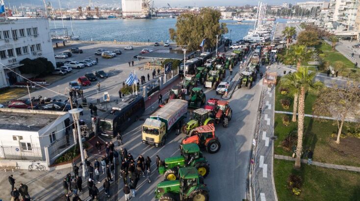 Παραταγμένα τρακτέρ στο λιμάνι του Βόλου
