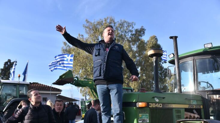 Αγρότης πάνω σε τρακτέρ