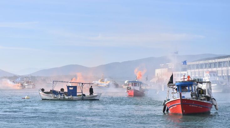 Αλιείς συμμετέχουν στις κινητοποιήσεις στο λιμάνι του Βόλου