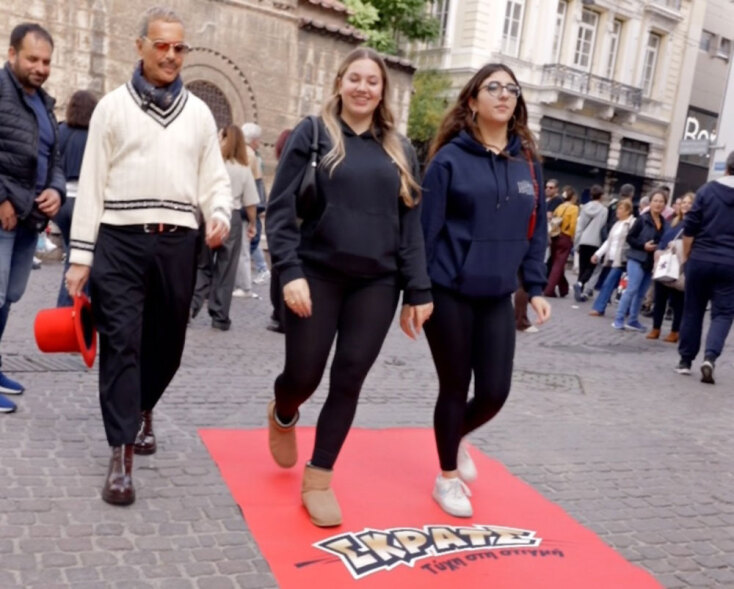 Ο Λάκης Γαβαλάς μετατρέπει την Ερμού σε πασαρέλα | ΣΚΡΑΤΣ