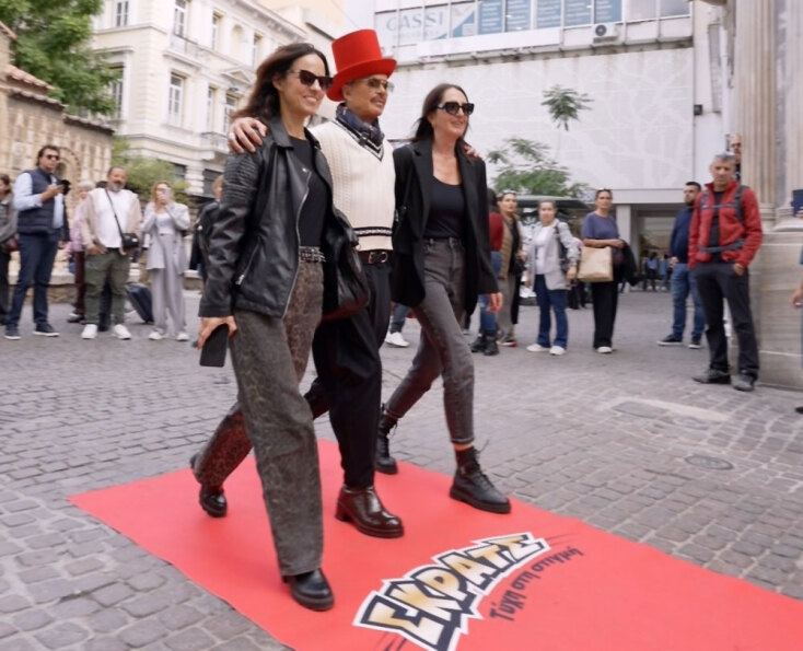 Ο Λάκης Γαβαλάς μετατρέπει την Ερμού σε πασαρέλα | ΣΚΡΑΤΣ