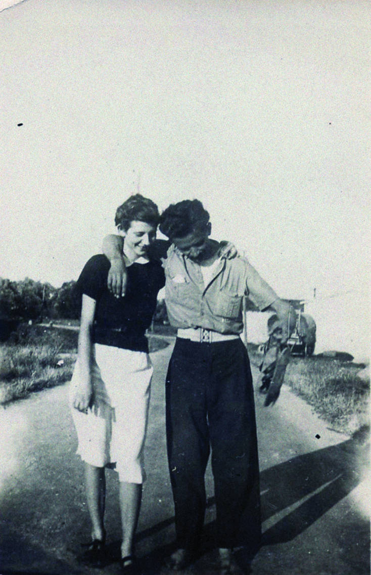 Ο Νίκος και η αγαπημένη του, Μουν, στη Νότια Γαλλία. Αύγουστος του 1939. Σε λίγες ημέρες θα ξεσπάσει ο πόλεμος.