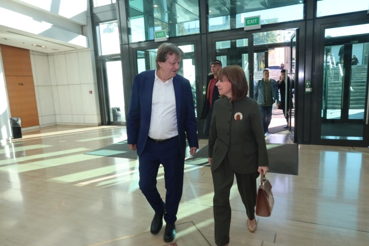 Ο εκδότης της ATHENS VOICE, Φώτης Φεωργελές με την τέως Πρόεδρο της Δημοκρατίας, Κατερίνα Σακελλαροπούλου