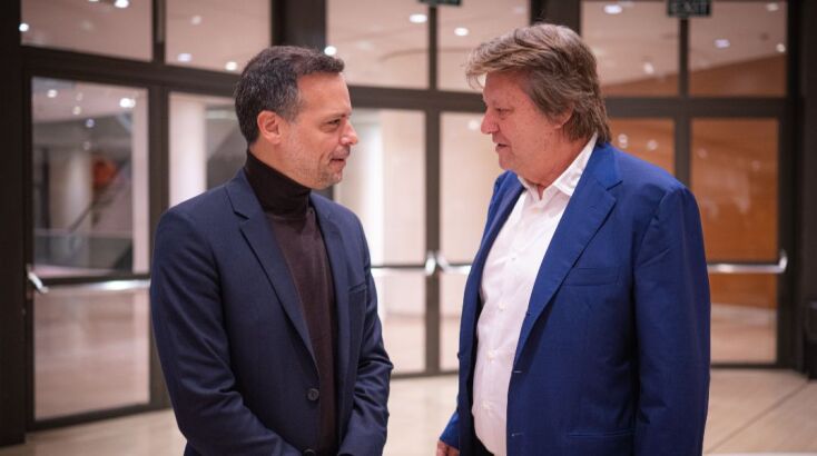 Ο Χάρης Δούκας με τον εκδότη της ATHEN VOICE, Φώτη Γεωργελέ