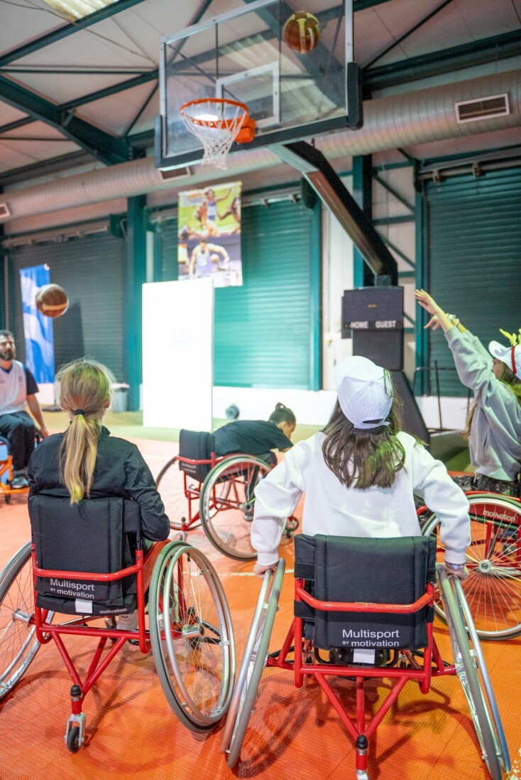 Στιγμιότυπα από τις επιδείξεις που έγιναν στους μαθητές, στα αθλήματα της Τοξοβολίας, της Επιτραπέζιας Αντισφαίρισης, του Στίβου με Αμαξίδιο και της Καλαθοσφαίρισης με Αμαξίδιο.   