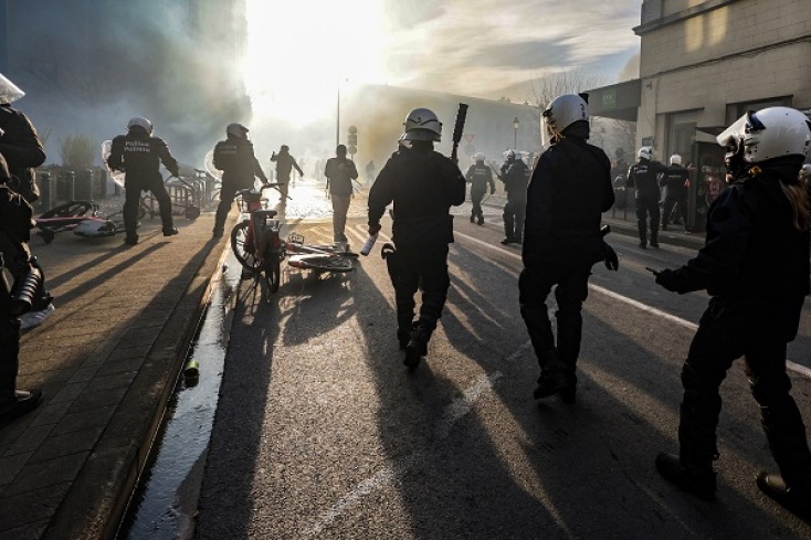 Συγκρούσεις των διαδηλωτών αγροτών με την αστυνομία στο κέντρο των Βρυξελλών	