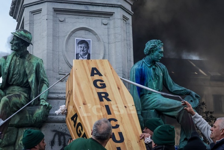Συγκρούσεις των διαδηλωτών αγροτών με την αστυνομία στο κέντρο των Βρυξελλών