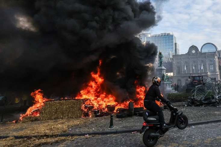 Συγκρούσεις των διαδηλωτών αγροτών με την αστυνομία στο κέντρο των Βρυξελλών	