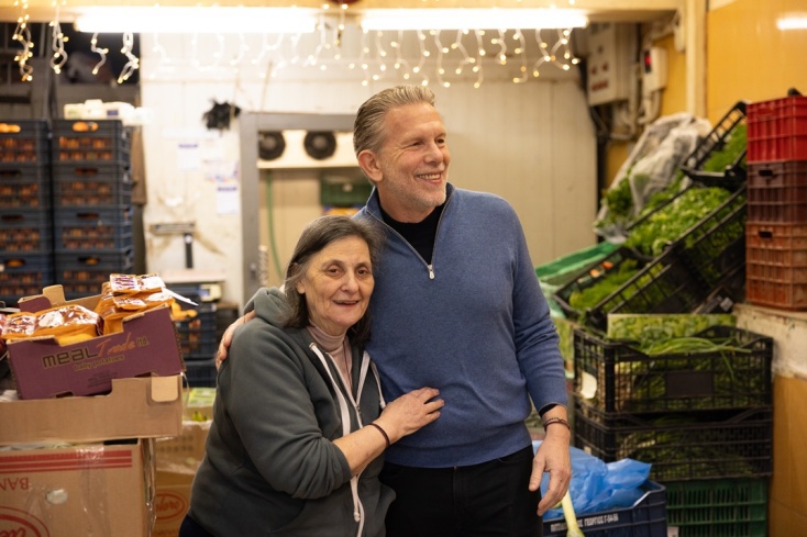 O Παύλος Γερουλάνος με καταστηματάρχισσα στο κέντρο της Αθήνας