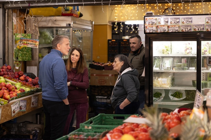 Ο Παύλος Γερουλάνος με καταστηματάρχες και εργαζόμενους στο κέντρο της Αθήνας