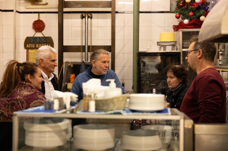 Μία στάση στο μεζεδοπωλείο εντός της Βαρβακείου, για συζήτηση, μνήμες και ηπειρώτικο τσίπουρο. Μαζί με τον Παύλο Γερουλάνο, ο Νίκος Κογιουμτσής. 