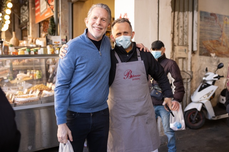 Ο Παύλος Γερουλάνος με καταστηματάρχες και εργαζόμενους στο κέντρο της Αθήνας