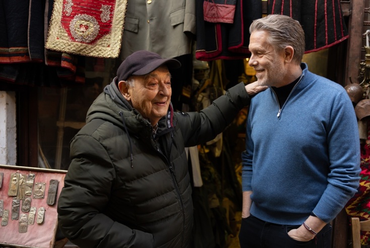 Ο Παύλος Γερουλάνος με παλαιοπώλη στην Ηφαίστου