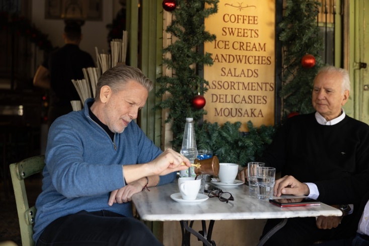 Στάση για καφέ στο Θησείο με τον πρόεδρο του Εμπορικού Συλλόγου Αθηνών, Θάνο Τσαγγάρη 