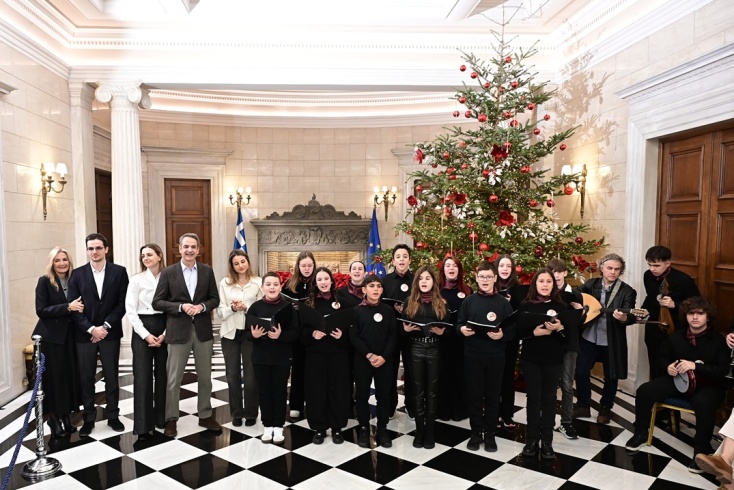 Ο Κυριάκος Μητσοτάκης άκουσε τα κάλαντα των Χριστουγέννων από μαθητές του Μουσικού Σχολείου Αλίμου