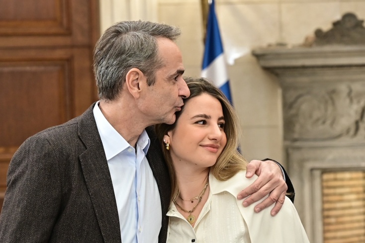 Ο Κυριάκος Μητσοτάκης άκουσε τα κάλαντα των Χριστουγέννων από μαθητές του Μουσικού Σχολείου Αλίμου