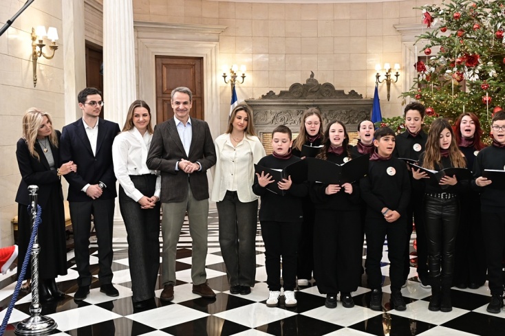 Ο Κυριάκος Μητσοτάκης άκουσε τα κάλαντα των Χριστουγέννων από μαθητές του Μουσικού Σχολείου Αλίμου