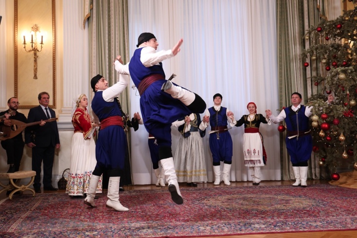 Τα κάλαντα της Πρωτοχρονιάς στον Κωνσταντίνο Τασούλα από την μπάντα των Ενόπλων Δυνάμεων και συλλόγους