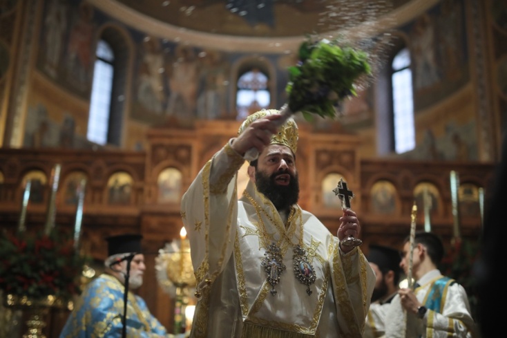 Ιερέας αγιάζει μέσα στον ναό